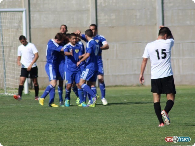 שער עם הרבה נחישות וקור רוח (עודד חסין)